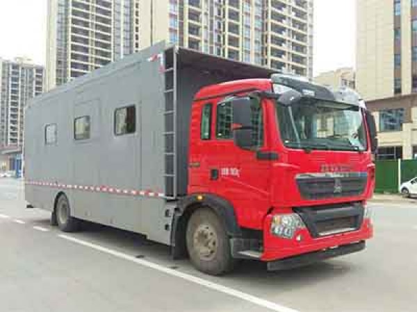 重汽T5G24人宿营车