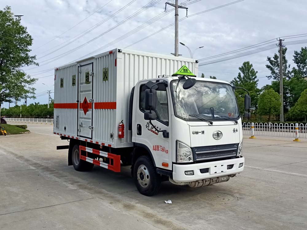 解放虎VN4米2易燃气体厢式运输车