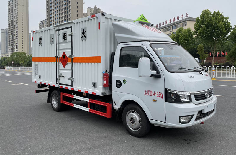 东风途逸3米9易燃气体厢式运输车
