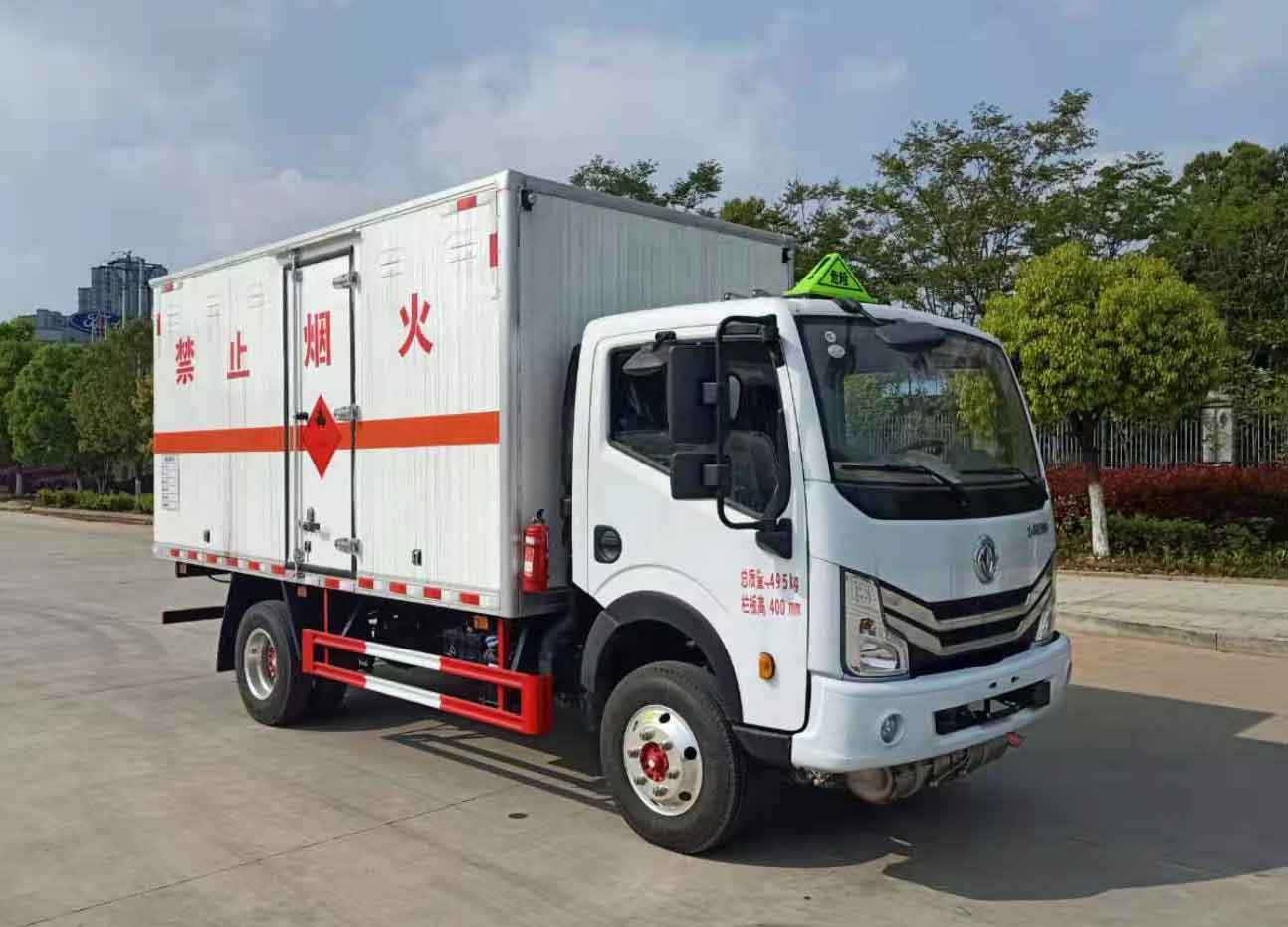 东风多利卡4米1易燃液体厢式运输车