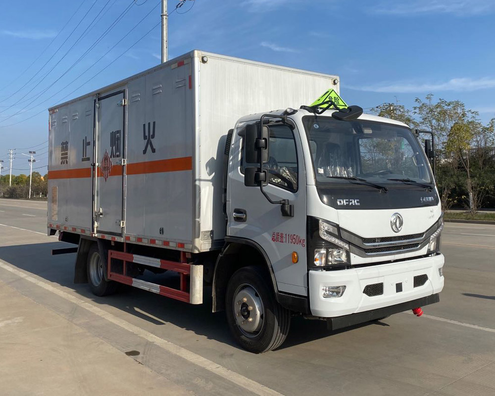 东风多利卡5米1易燃固体厢式运输车