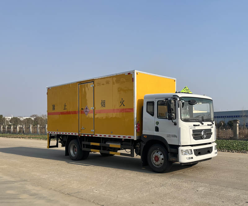 东风D9 6米8易燃固体厢式运输车