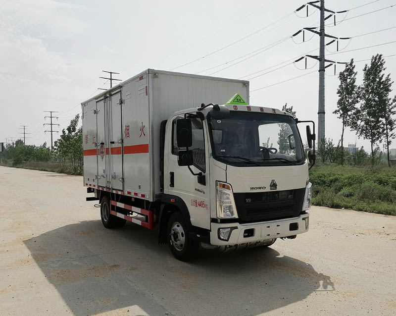 重汽豪沃4米1易燃固体厢式运输车