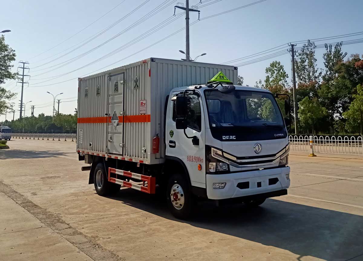 东风多利卡4米2杂项危险物品厢式运输车