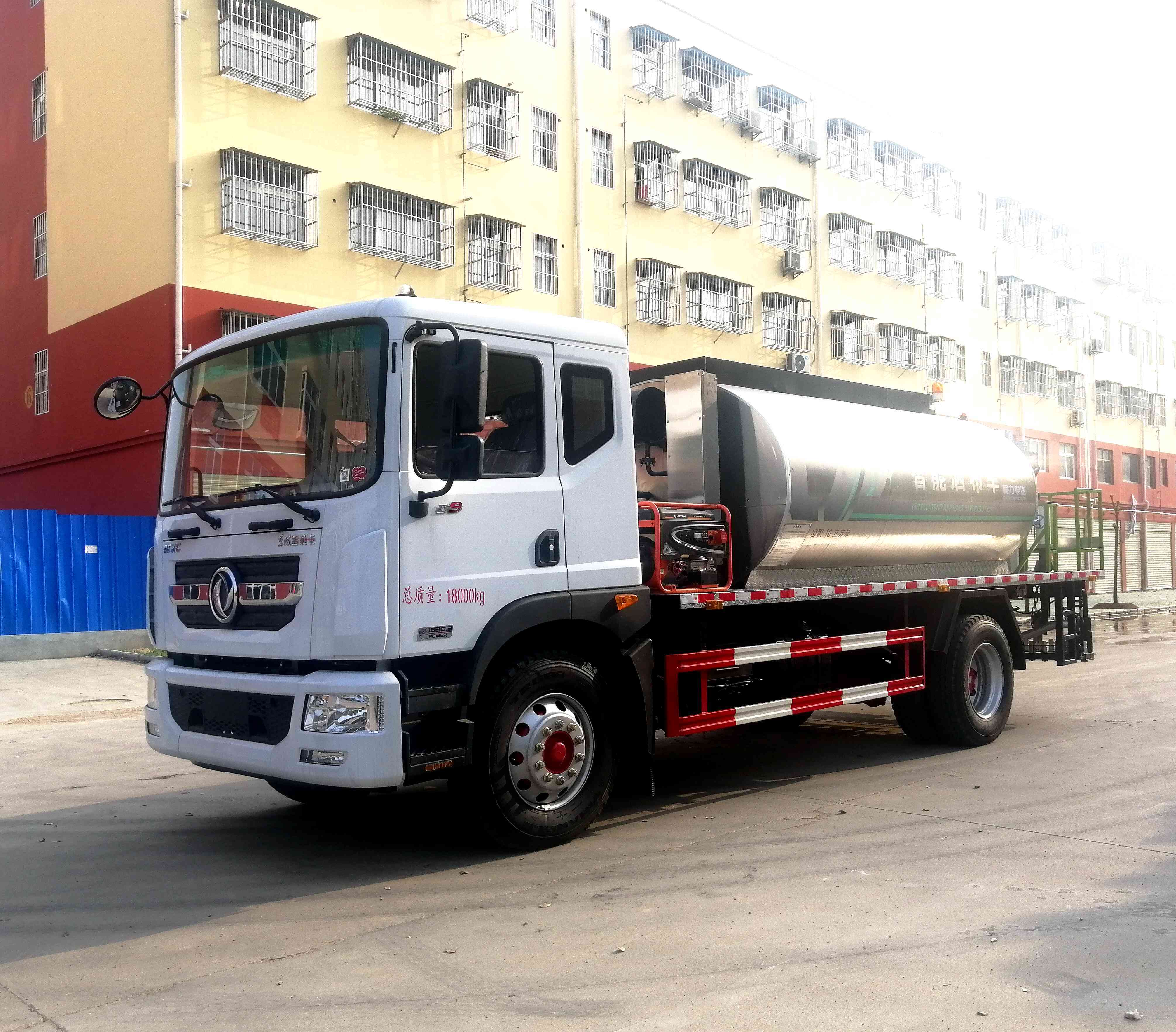 东风D9型12方沥青洒布车