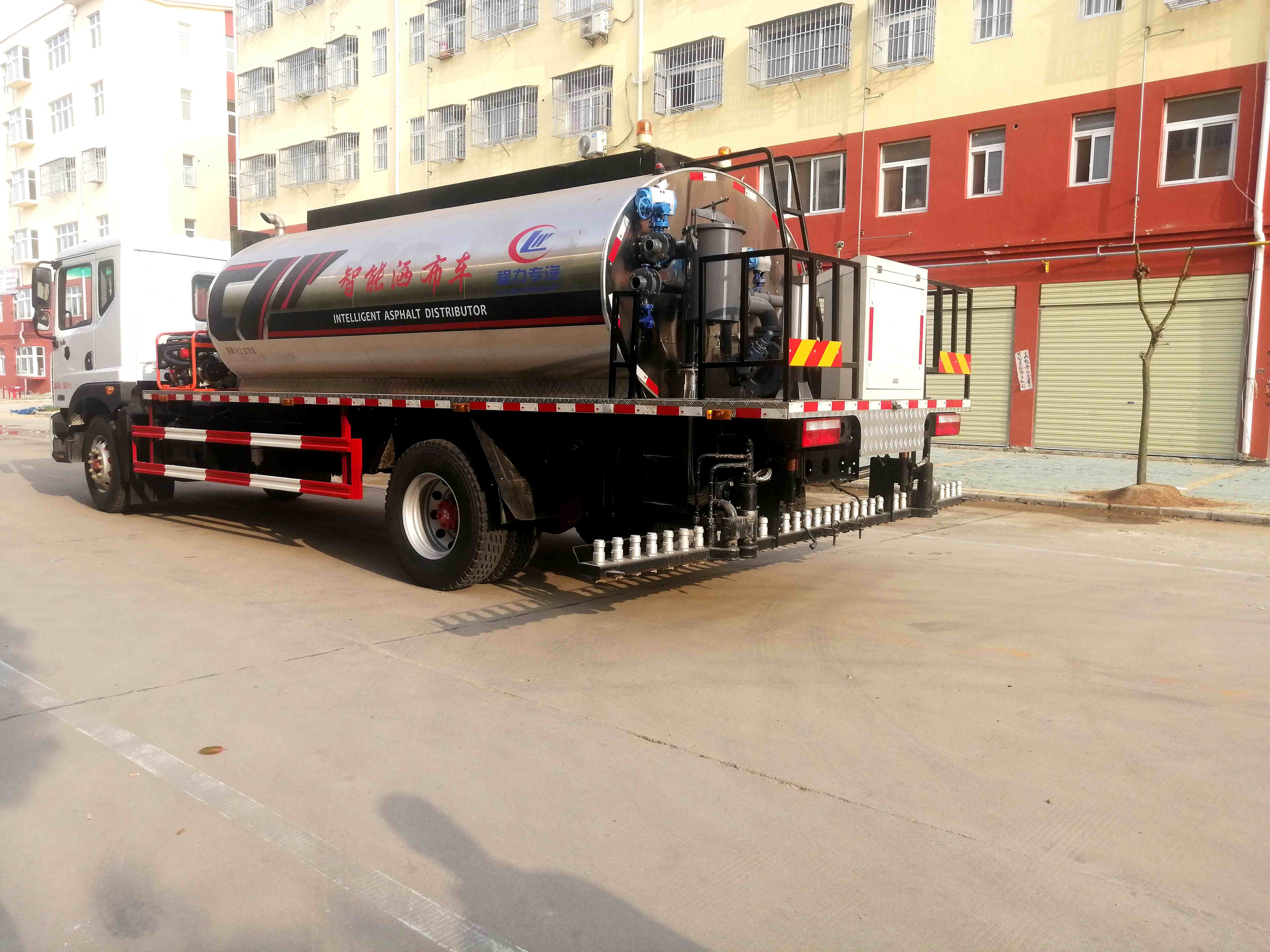 东风D9型12方沥青洒布车