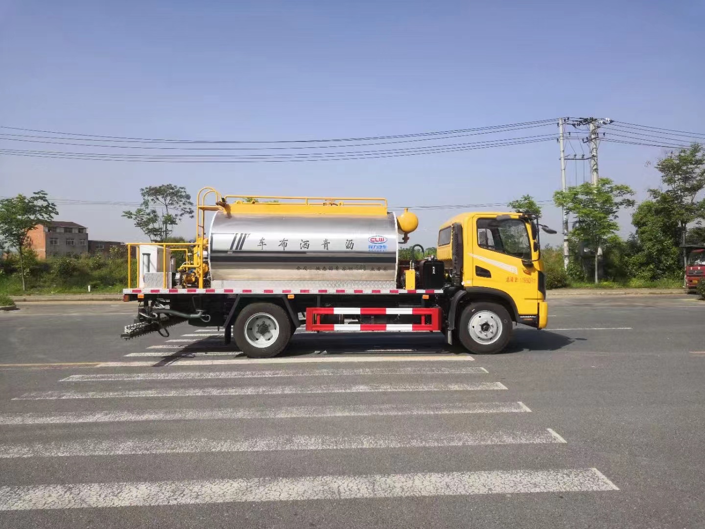 黄牌 东风华神T3沥青洒布车