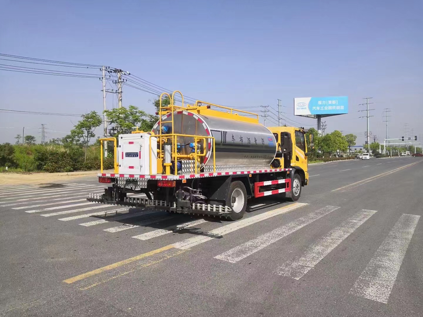 黄牌 东风华神T3沥青洒布车