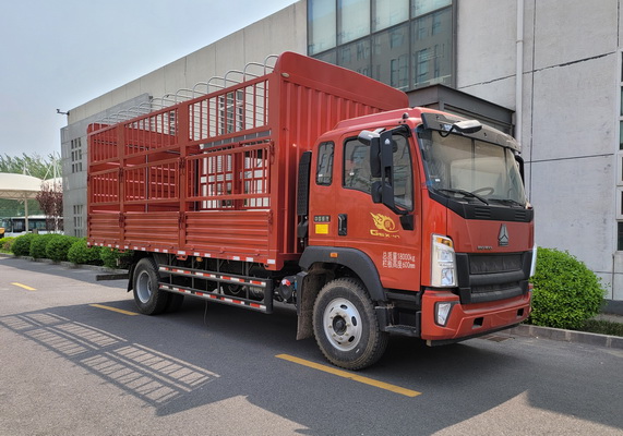 豪沃牌仓栅式运输车