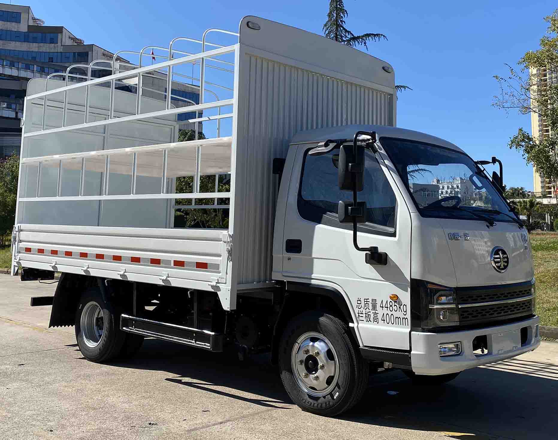 解放牌仓栅式运输车