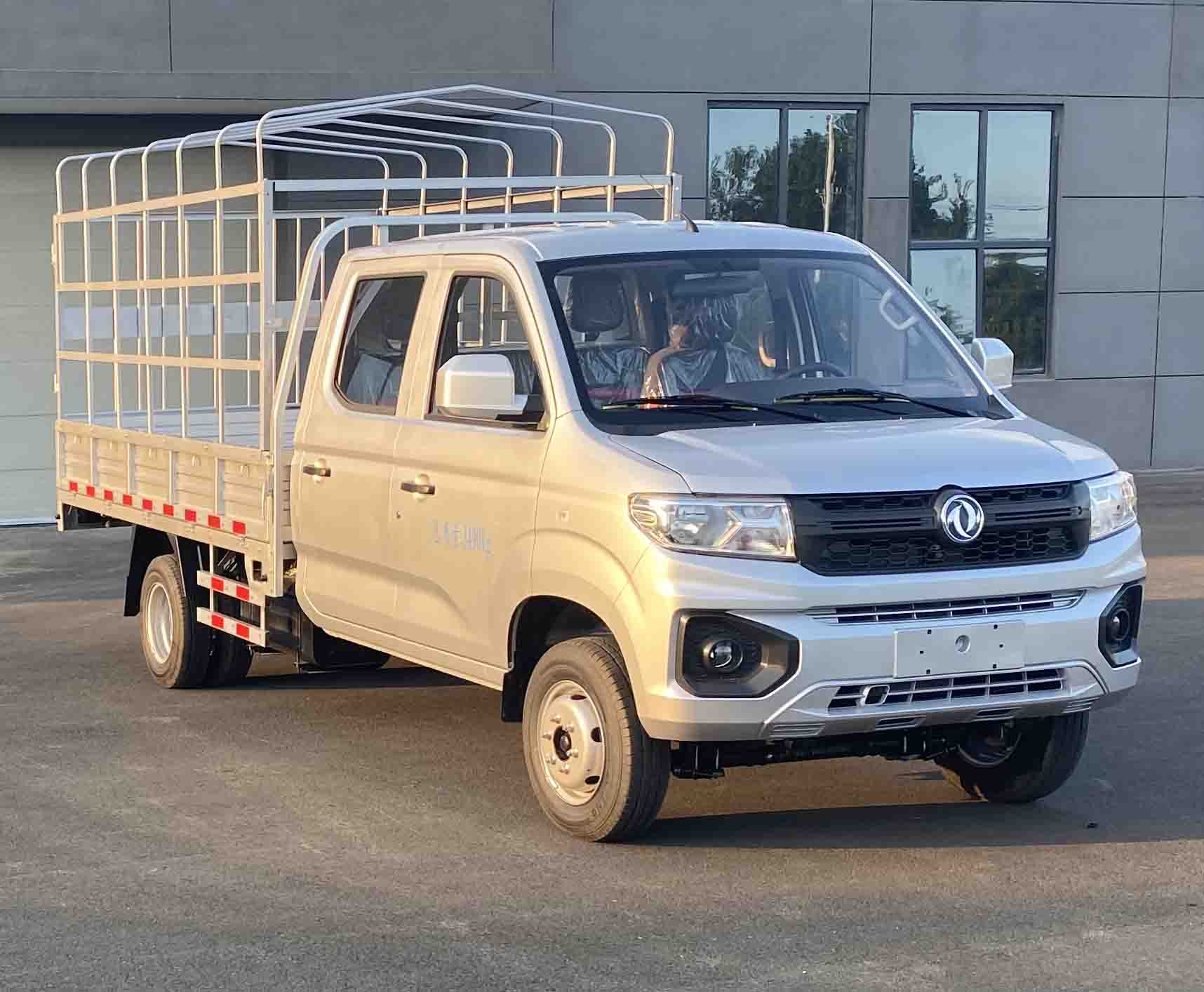 东风牌仓栅式运输车