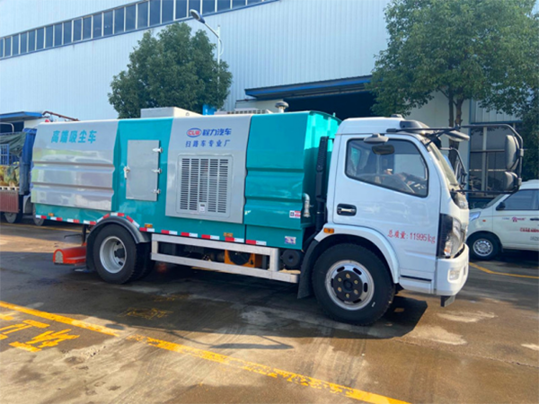 东风大多利卡吸尘车
